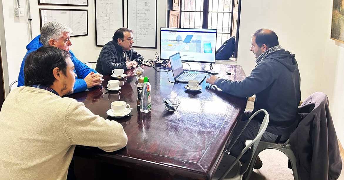 Asociación Canales La Compañía participa en reunión para evaluar nuevas tecnologías de telemetría en sistemas de riego