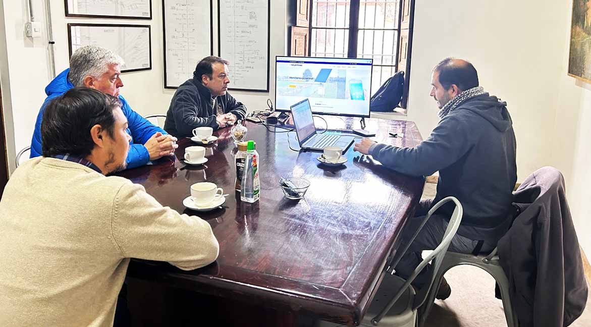 Asociación Canales La Compañía participa en reunión para evaluar nuevas tecnologías de telemetría en sistemas de riego